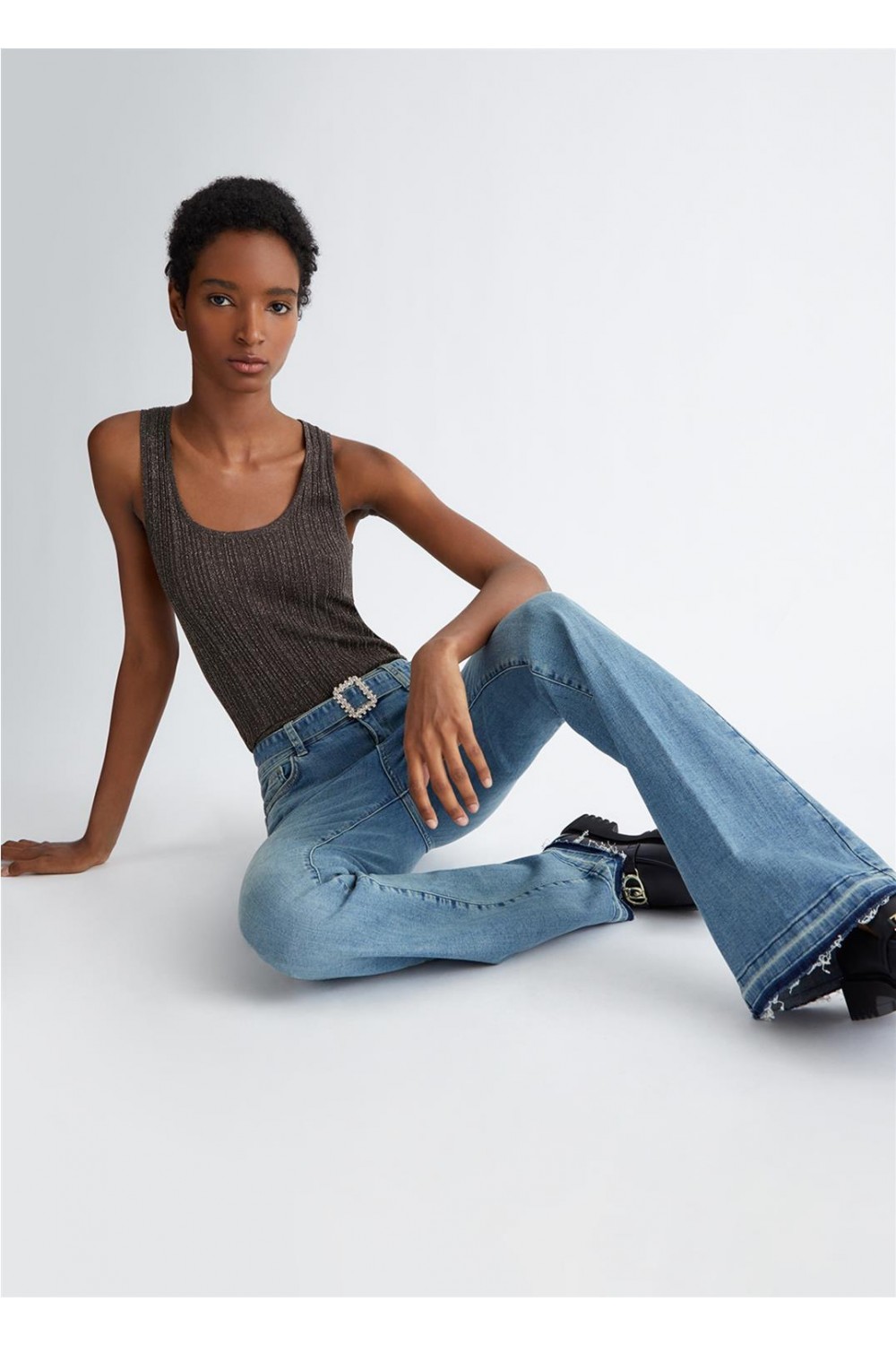 Pantalon vaquero acampanado... 2