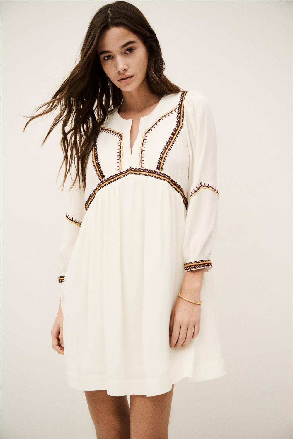 Vestido corto de mujer...