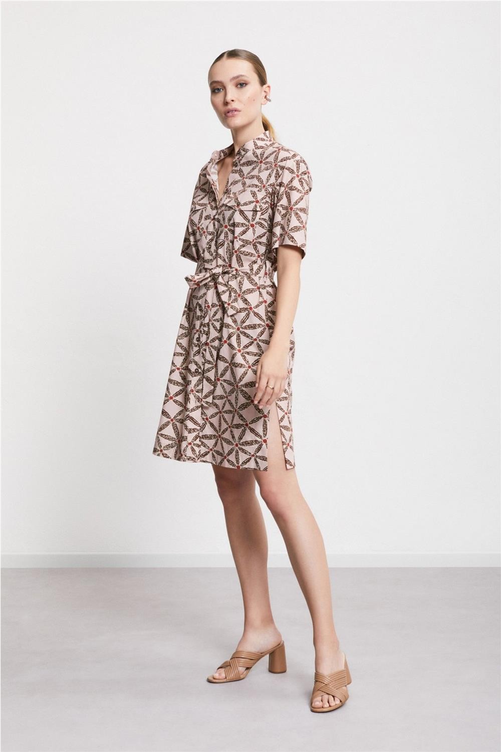 Vestido corto de mujer...