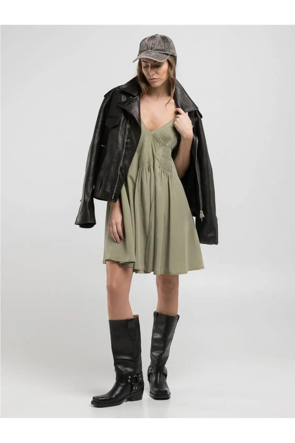 Vestido corto de mujer...