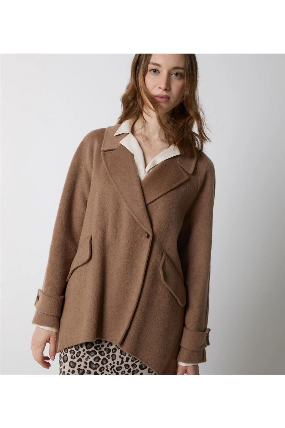 Abrigo corto de mujer...