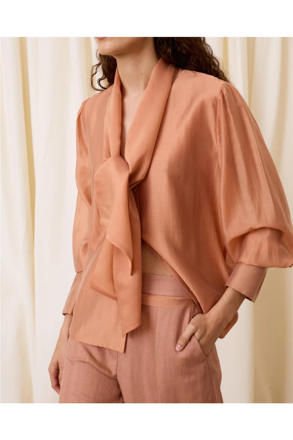 Blusa de mujer escote pico...