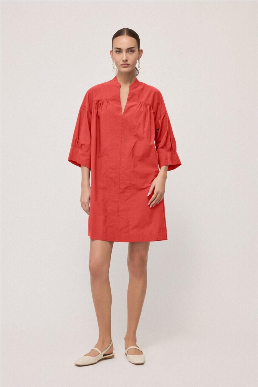 Vestido corto de mujer...