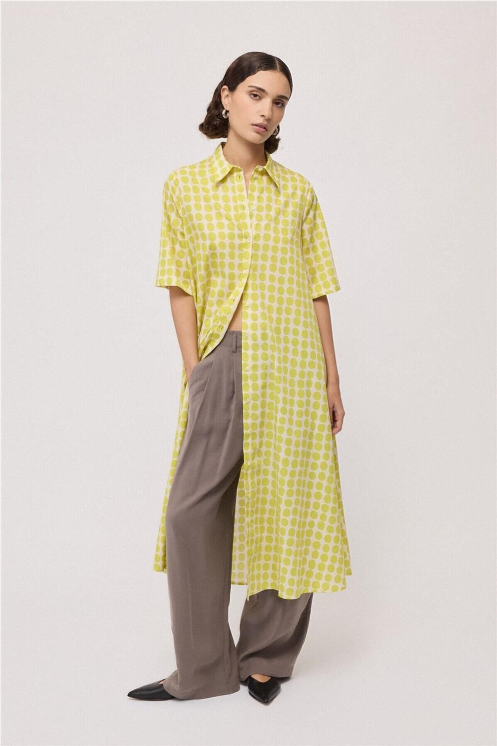 Vestido camisero de mujer...