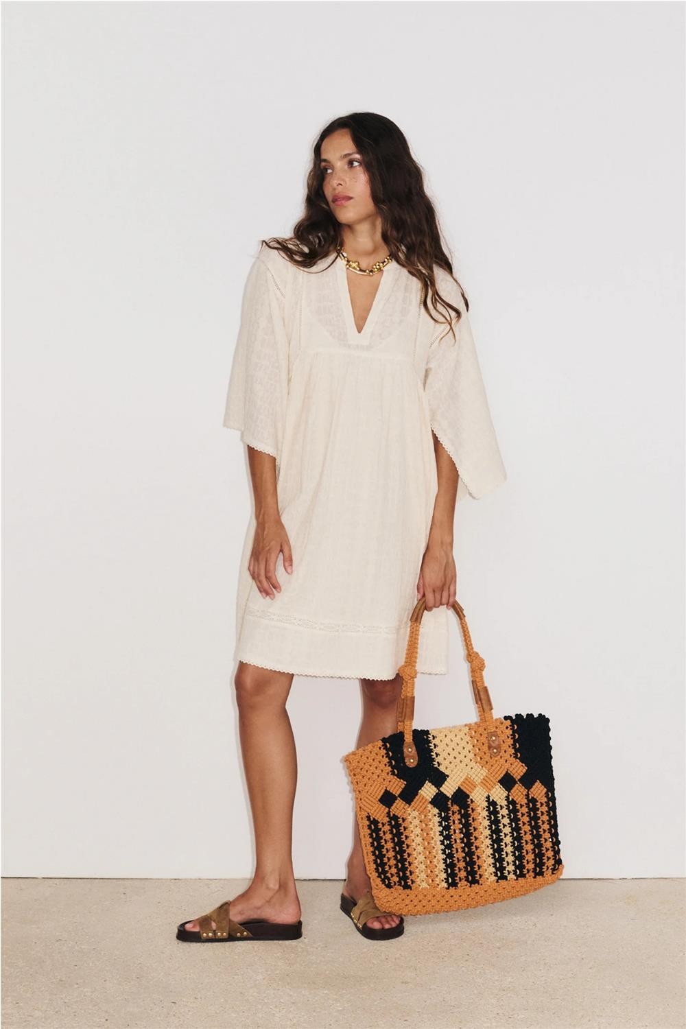 Vestido corto de mujer...