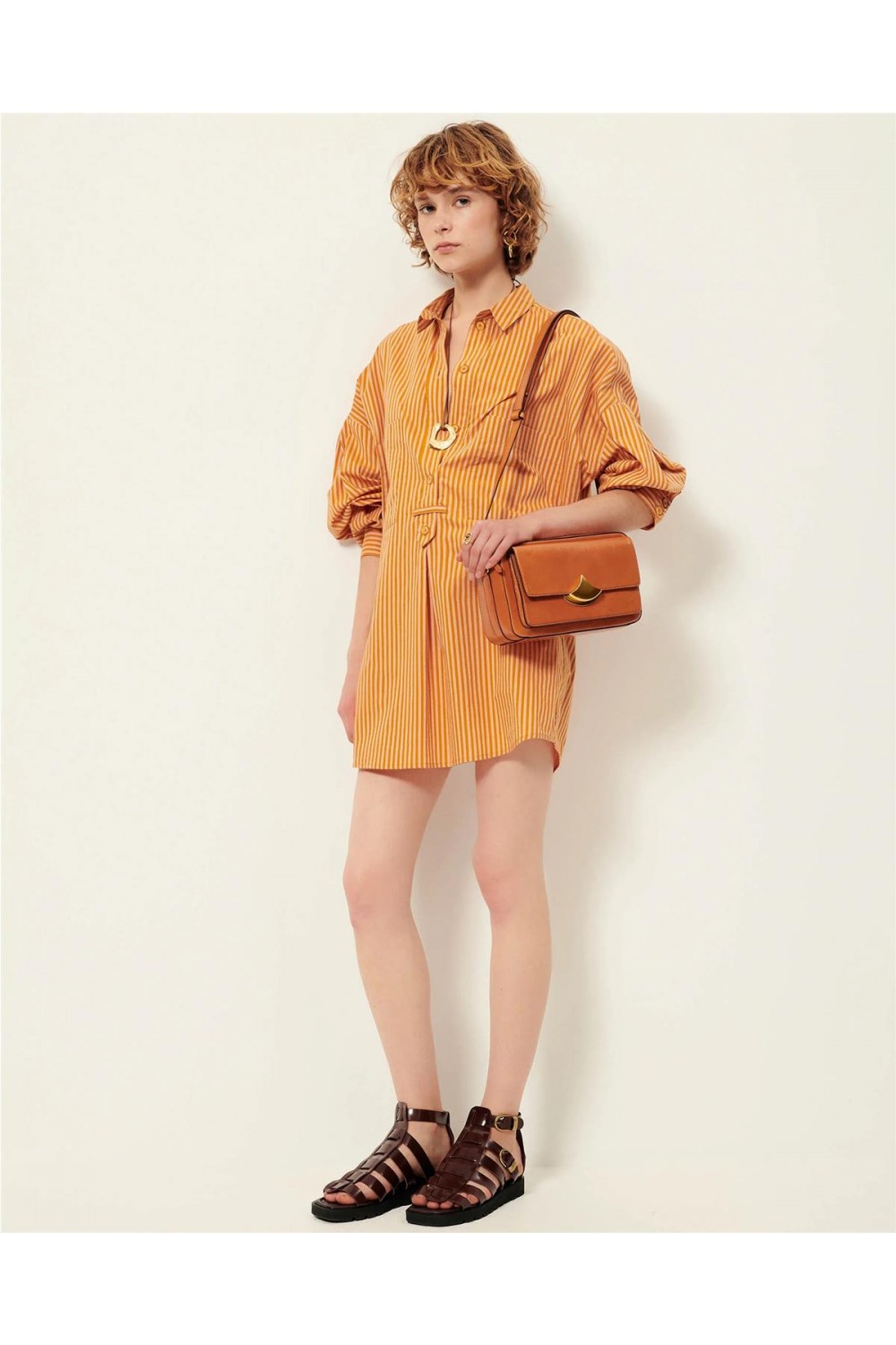 Vestido corto de mujer...