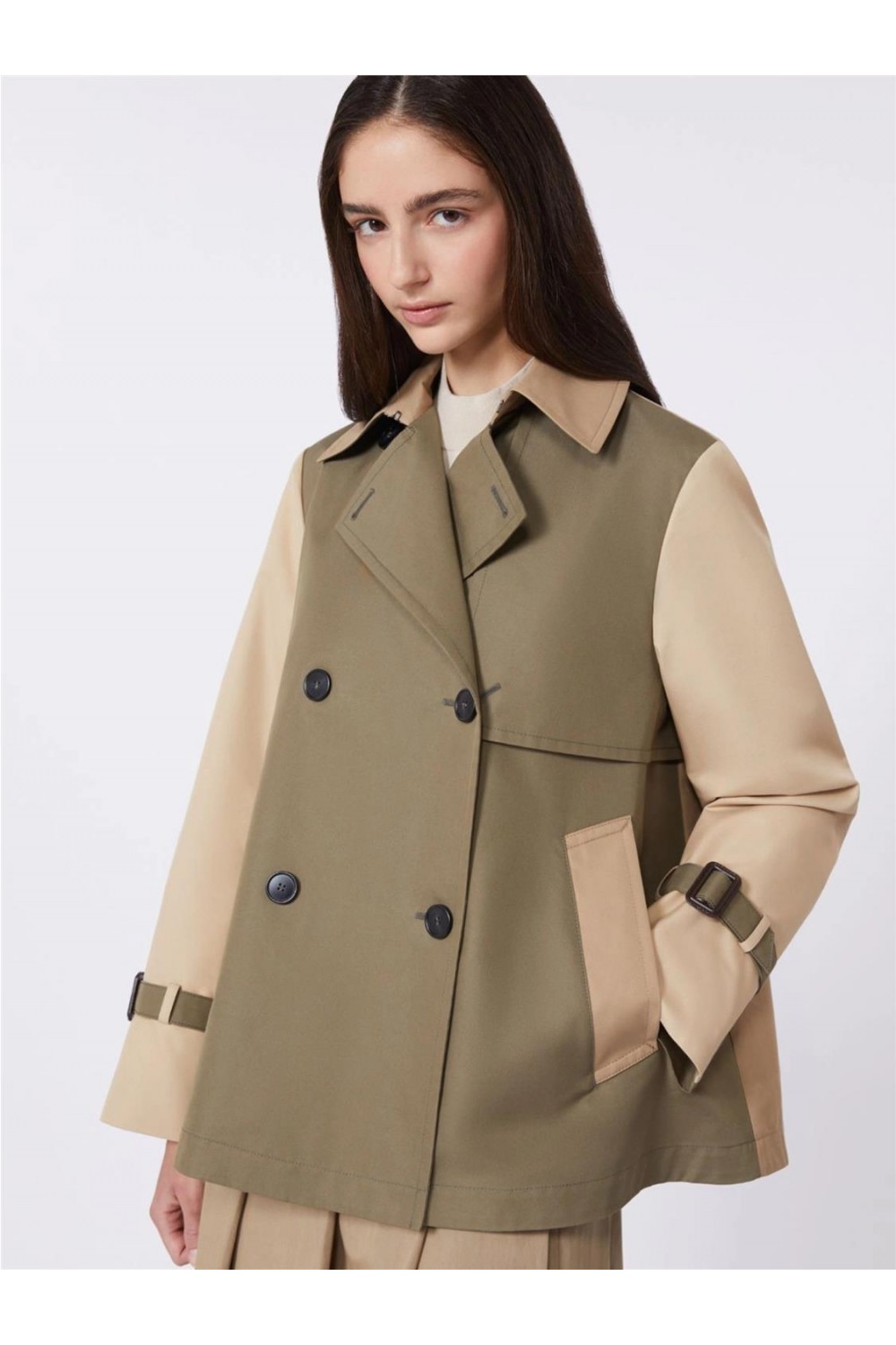 Gabardina corta de mujer...